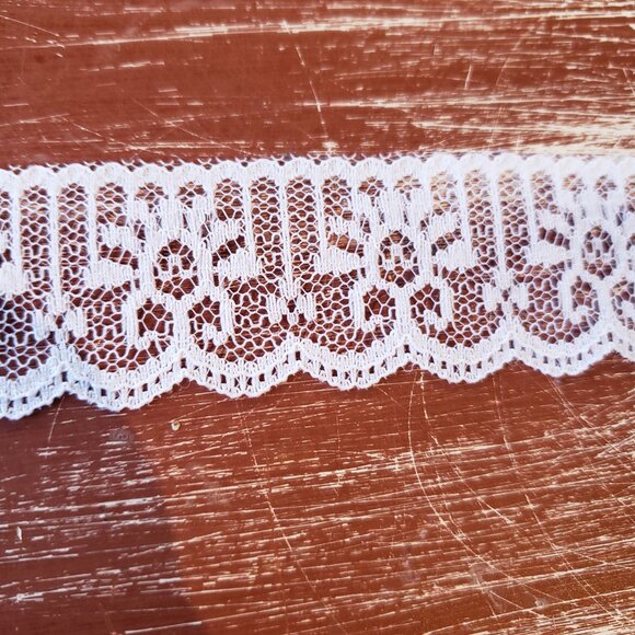 Vintage Leaver lace - White floral Pattern - Double Scalloped - 1.25" x 13 yds - Picture 2 of 3
